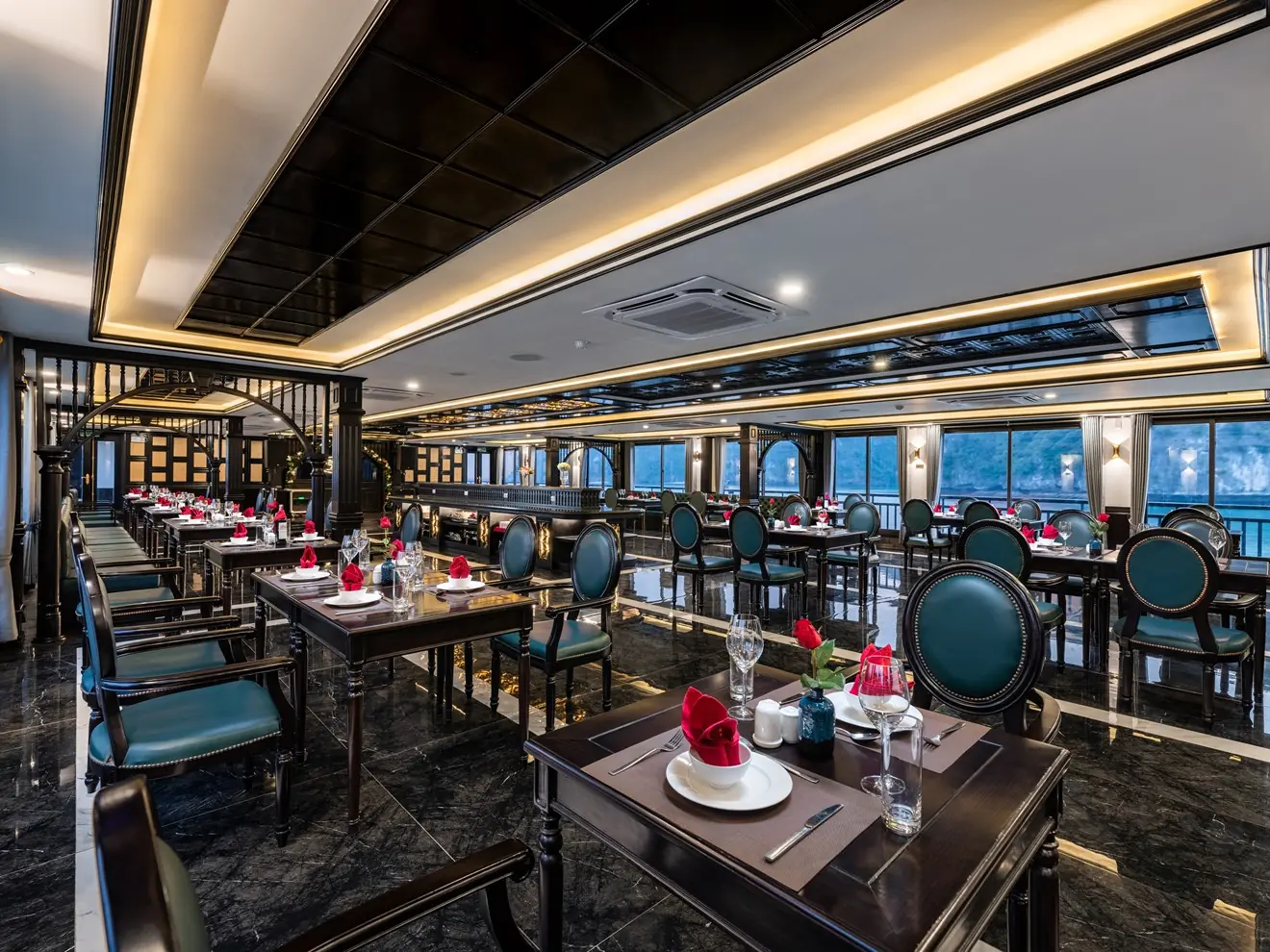 Nhà hàng Lotus trên Du thuyền Rita Cruise