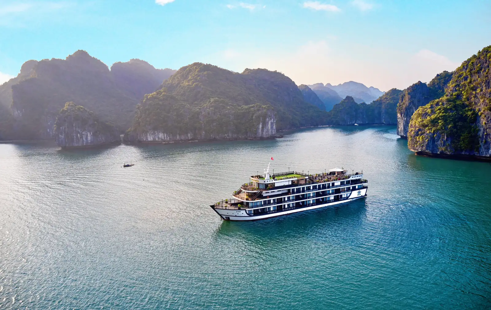 Toàn cảnh Du thuyền Rita Cruise trên Vịnh Lan Hạ nhìn từ trên cao