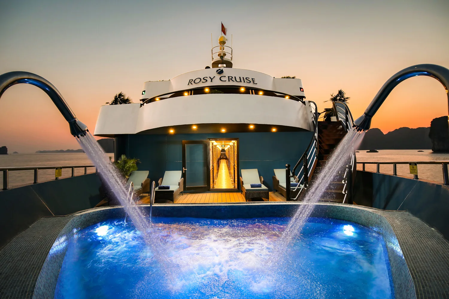 Bể sục (jacuzzi) bốn mùa trên boong du thuyền Rosy Cruise, sảnh sau tàu lúc hoàng hôn