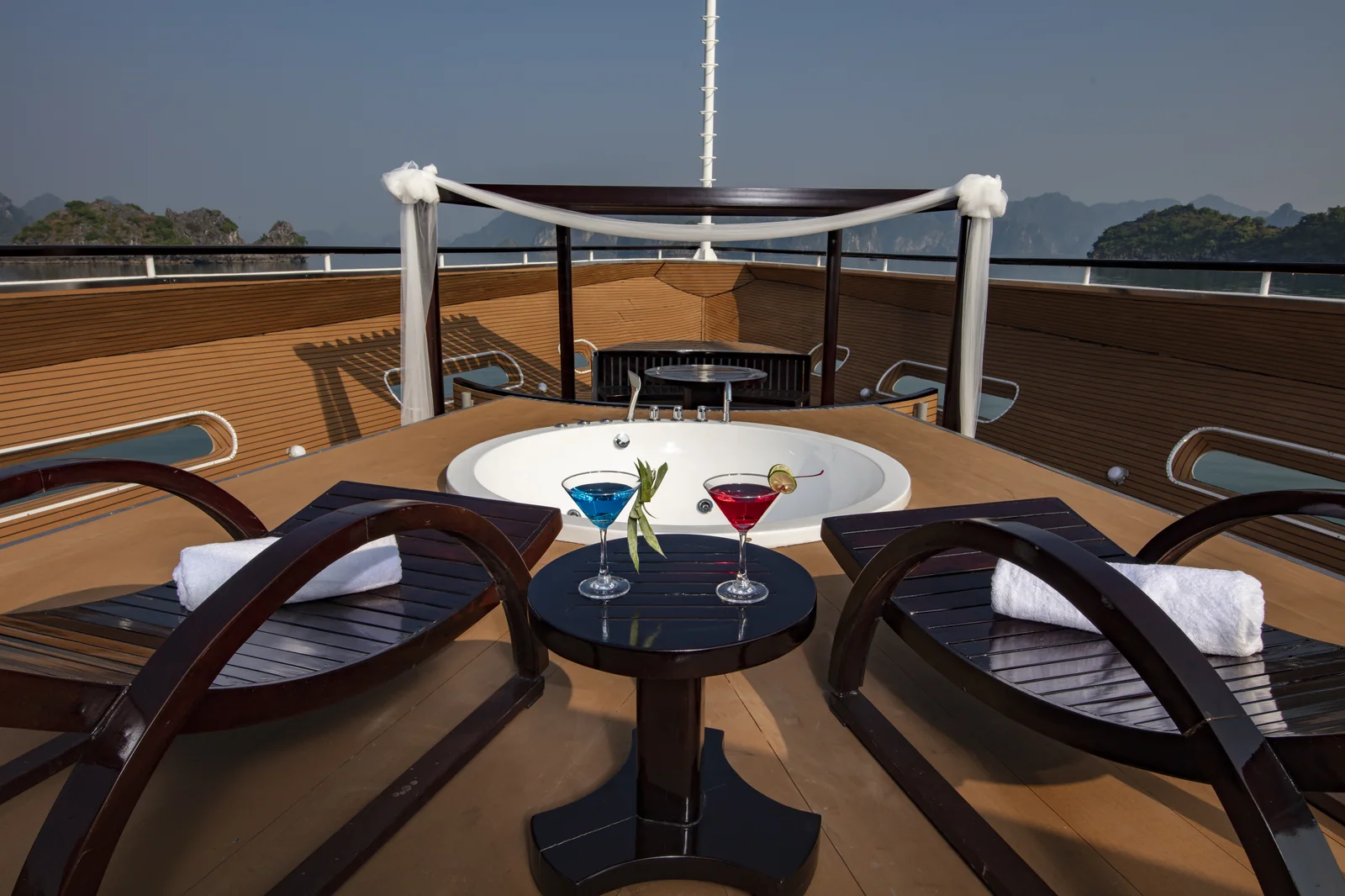Khu vực Jacuzzi ngoài trời, President Suite 150m² du thuyền Scarlet Pearl