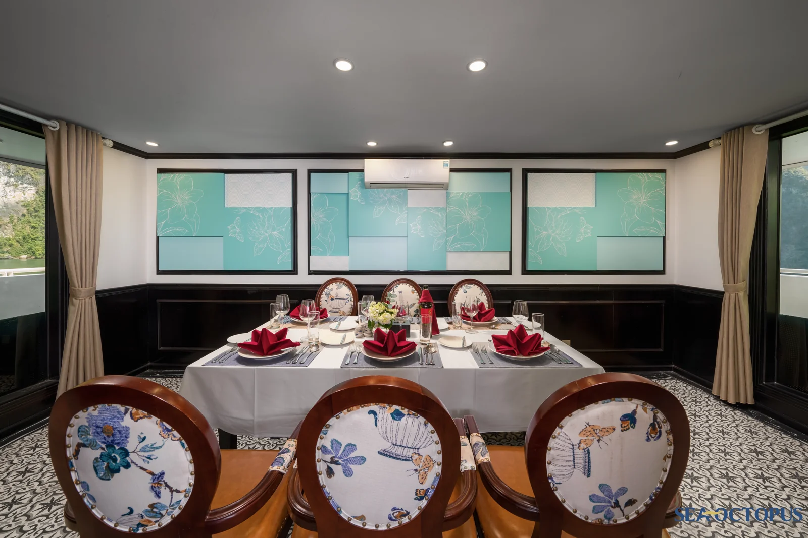 Phòng riêng ốp tường hoạ tiết xanh ngọc, ghế gỗ chạm hoa tinh xảo