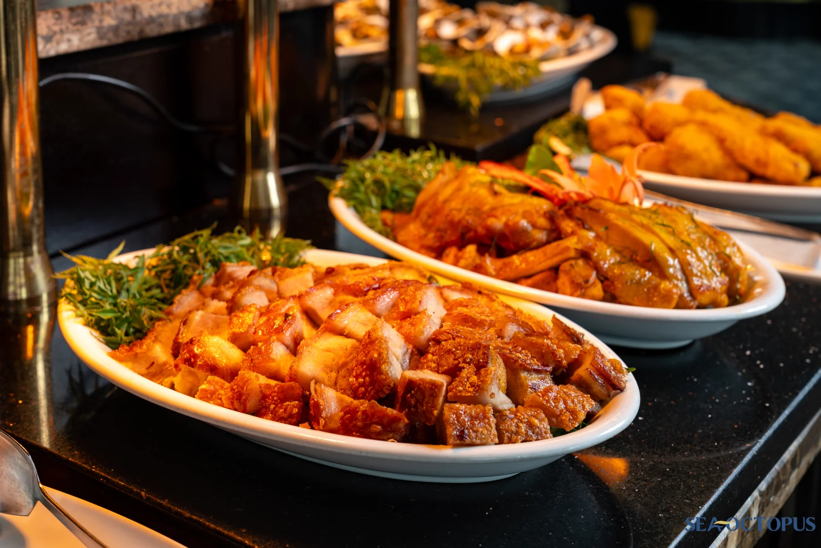 Buffet heo quay, vịt quay vàng giòn hấp dẫn trên khoang tàu