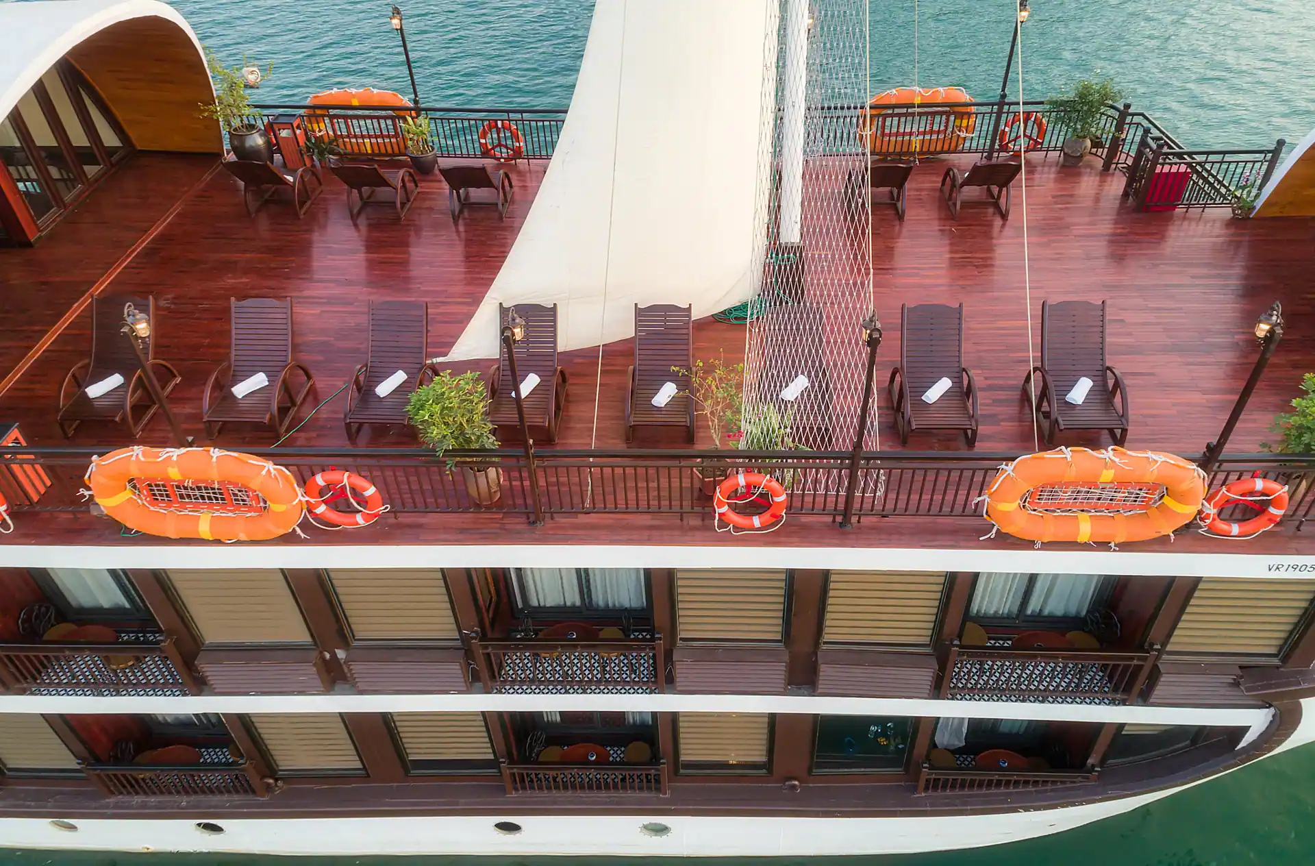 Du thuyền Sena Cruises neo giữa Vịnh Lan Hạ