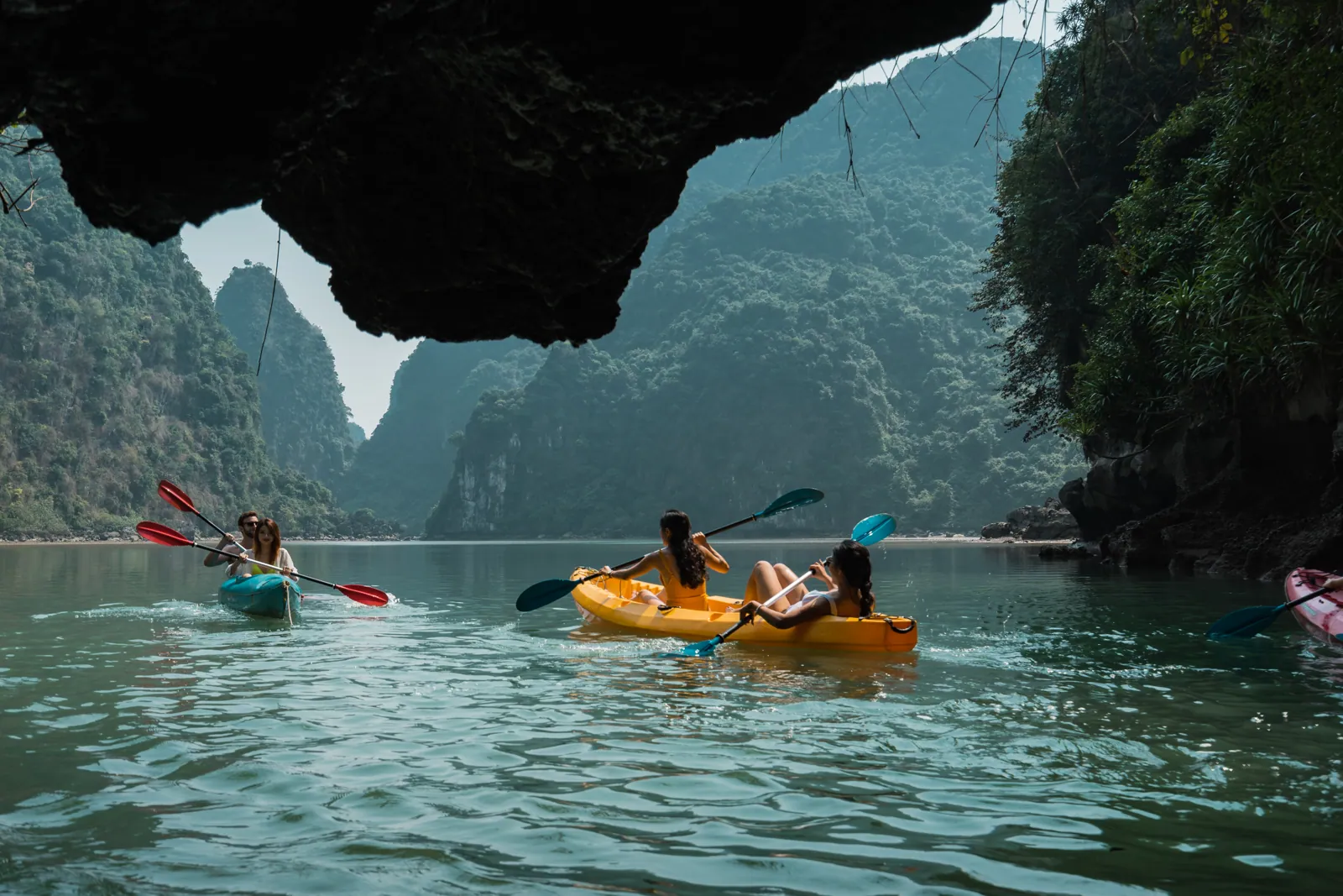Hoạt động chèo kayak trên Vịnh Lan Hạ cùng du thuyền Sena Cruises