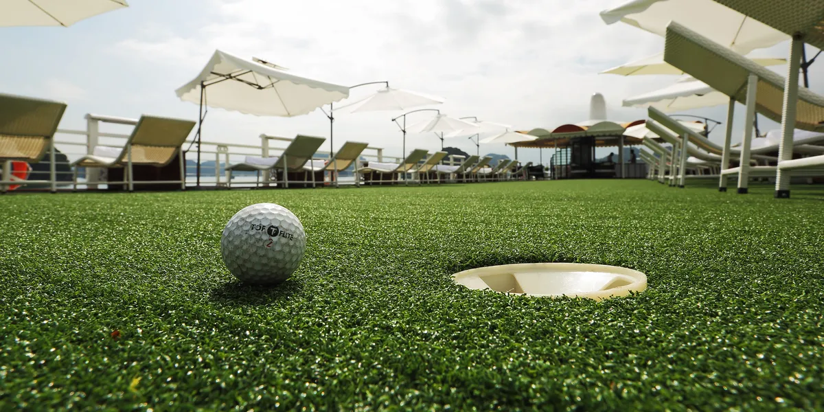 Sân golf mini trên sân thượng du thuyền Starlight Cruise