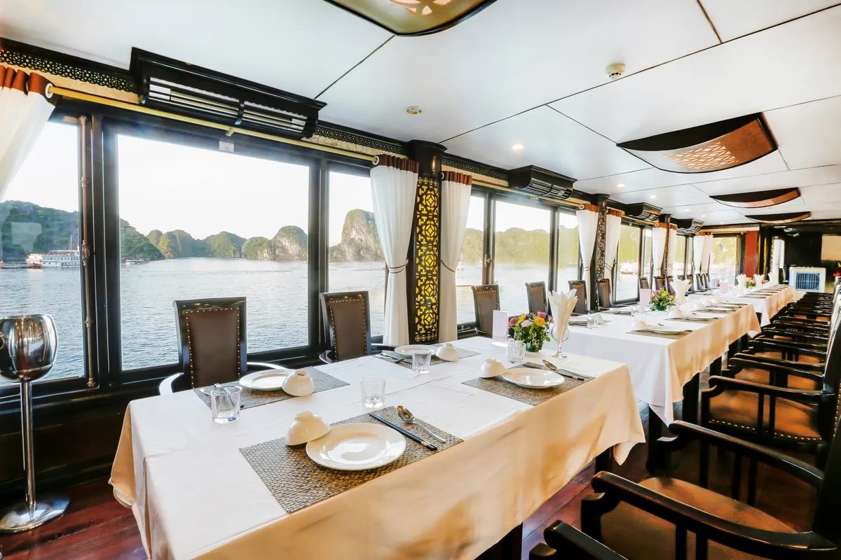Nhà hàng rộng 350m2 trên du thuyền Starlight Cruise