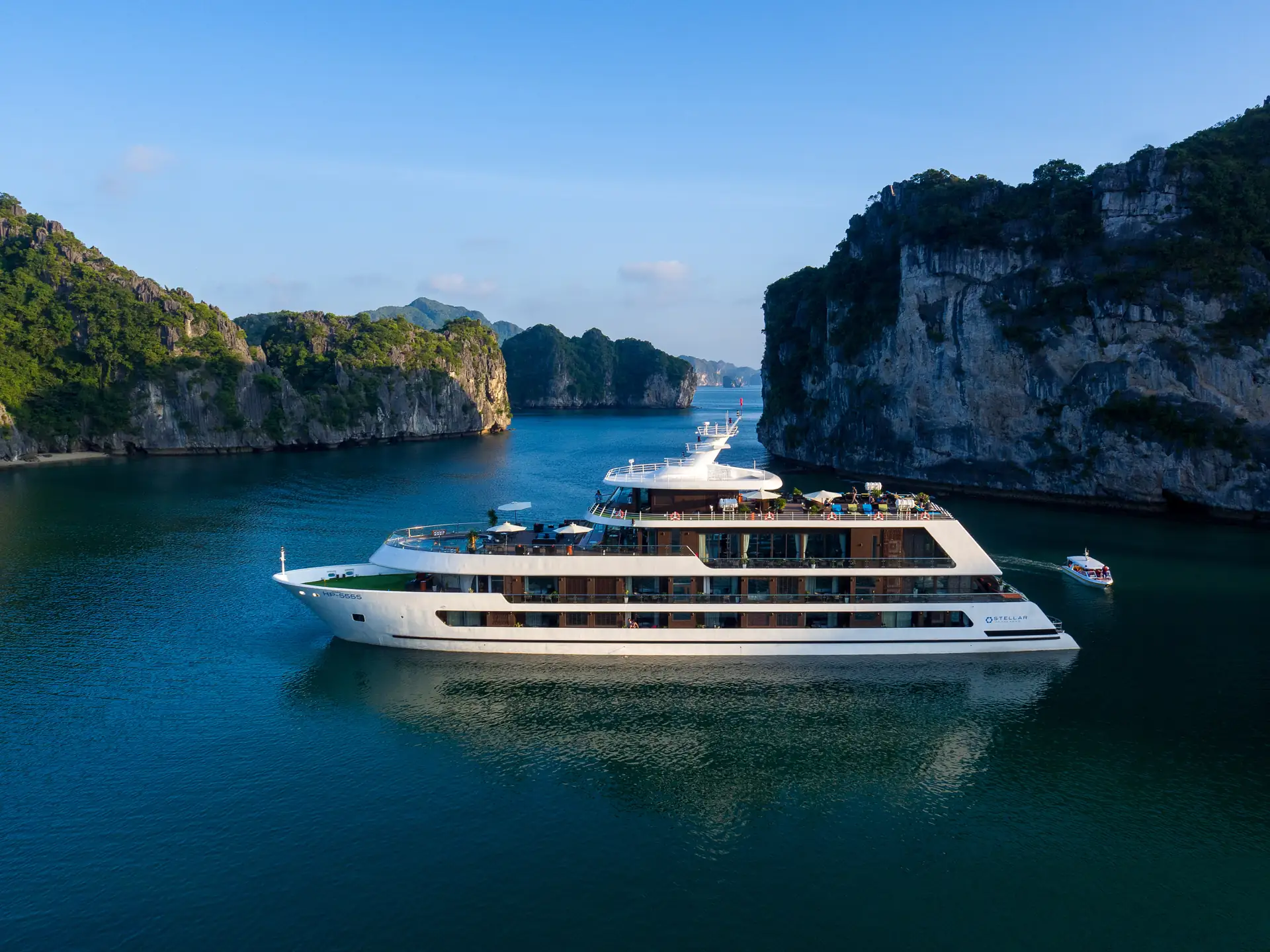 Toàn cảnh du thuyền Stellar of the Seas giữa vịnh Hạ Long – Lan Hạ