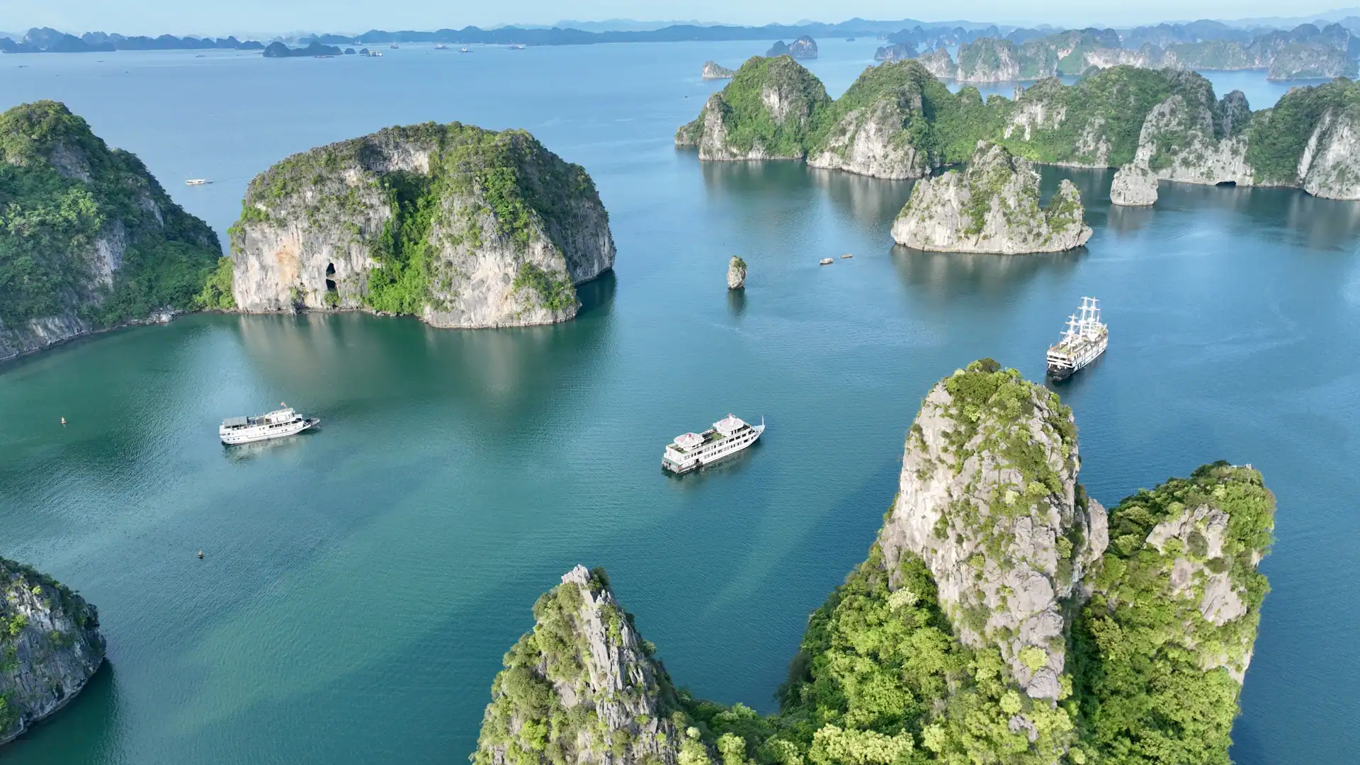 Toàn cảnh du thuyền Swan Cruises nhìn từ trên cao trên Vịnh Bái Tử Long