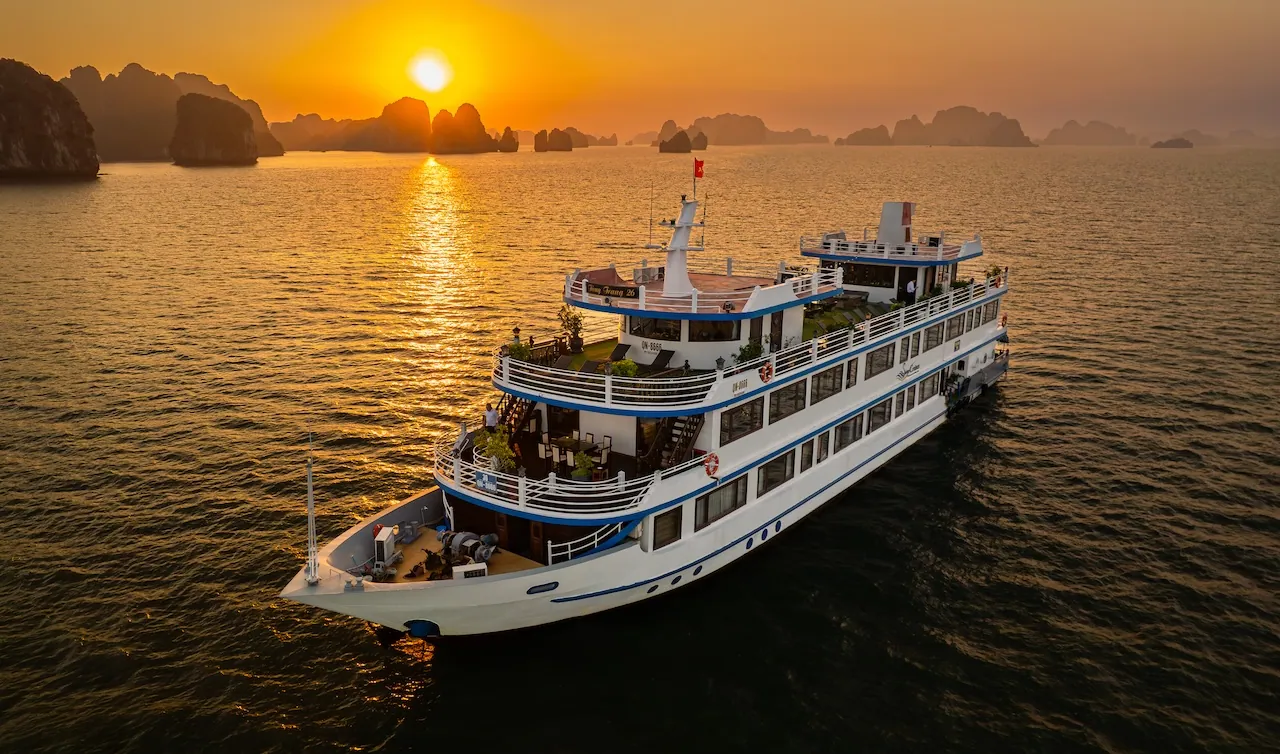 Du thuyền Swan Cruises neo giữa Vịnh Bái Tử Long