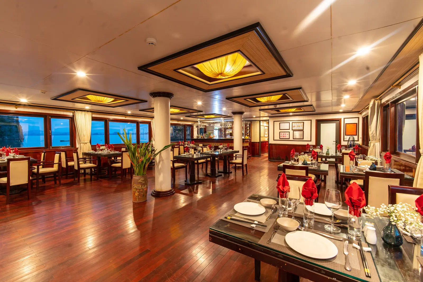 Nhà hàng trên du thuyền Swan Cruises