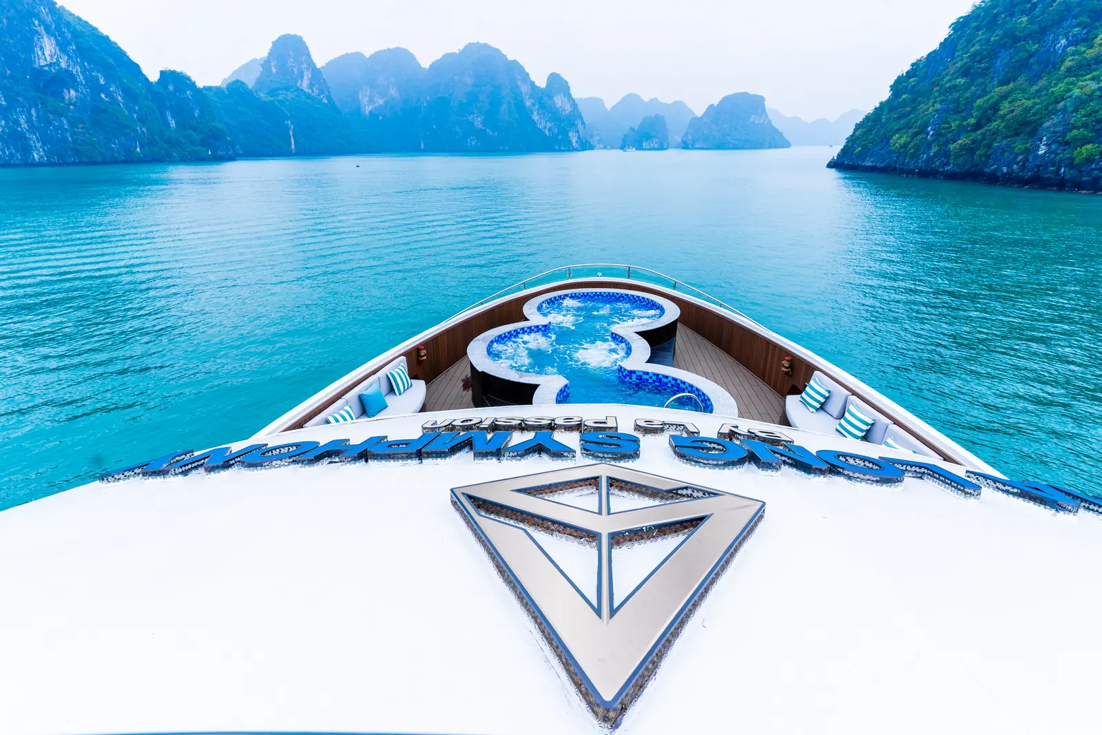 Bể sục jacuzzi trên du thuyền Halong Symphony
