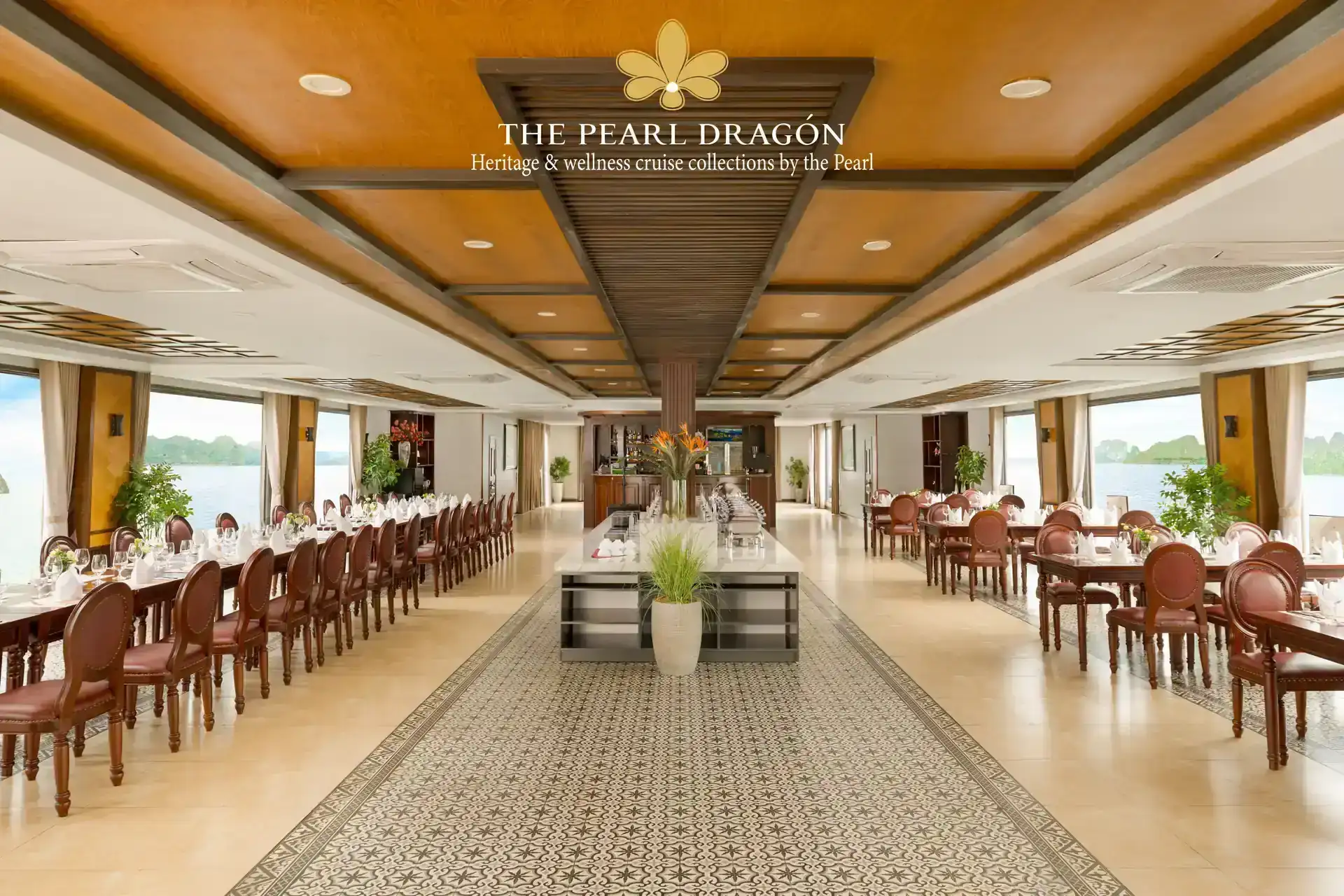Nhà hàng tầng 3 của du thuyền The Pearl Dragón với toàn cảnh sảnh ăn