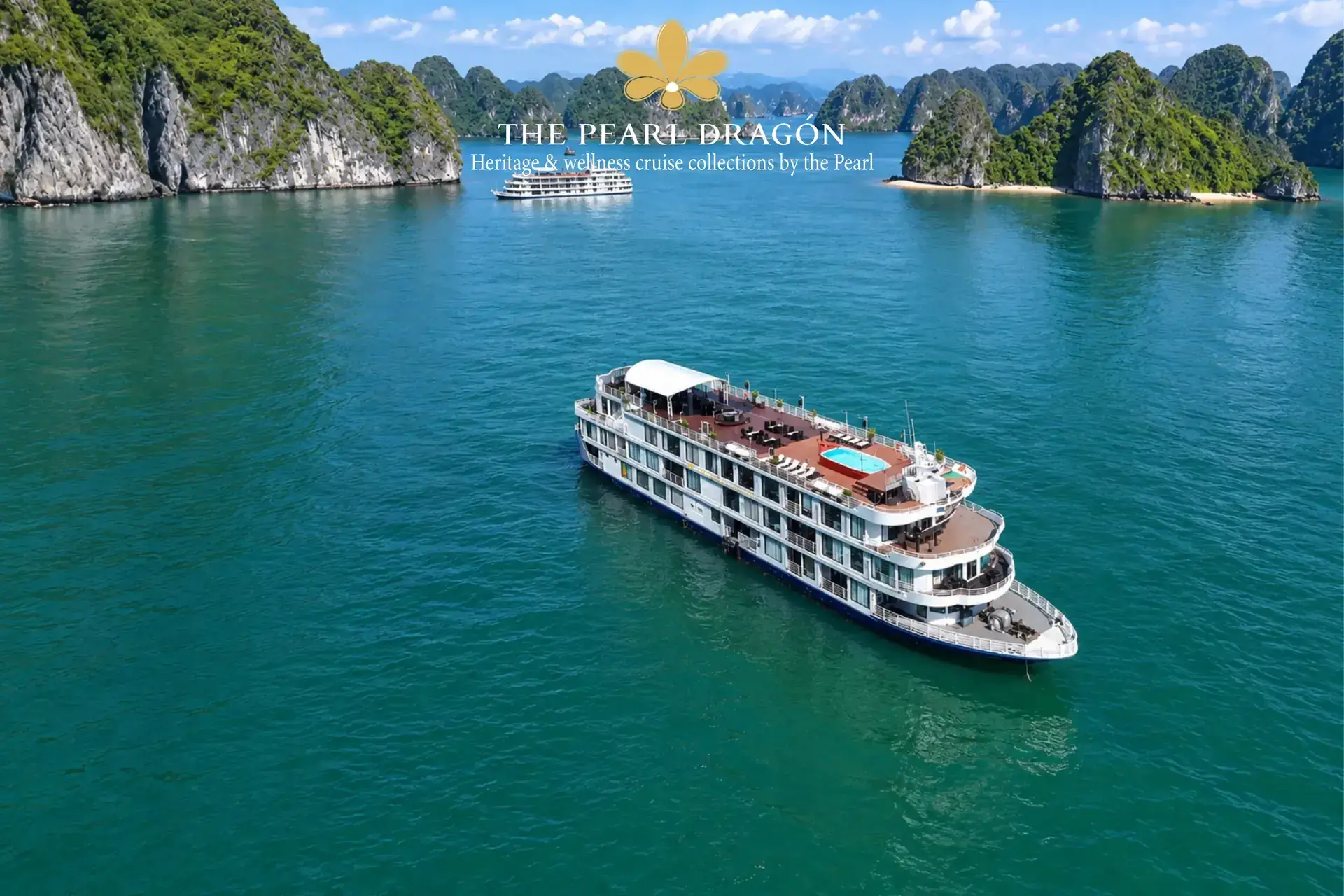 Du thuyền The Pearl Dragón nhìn từ trên cao giữa Vịnh Lan Hạ