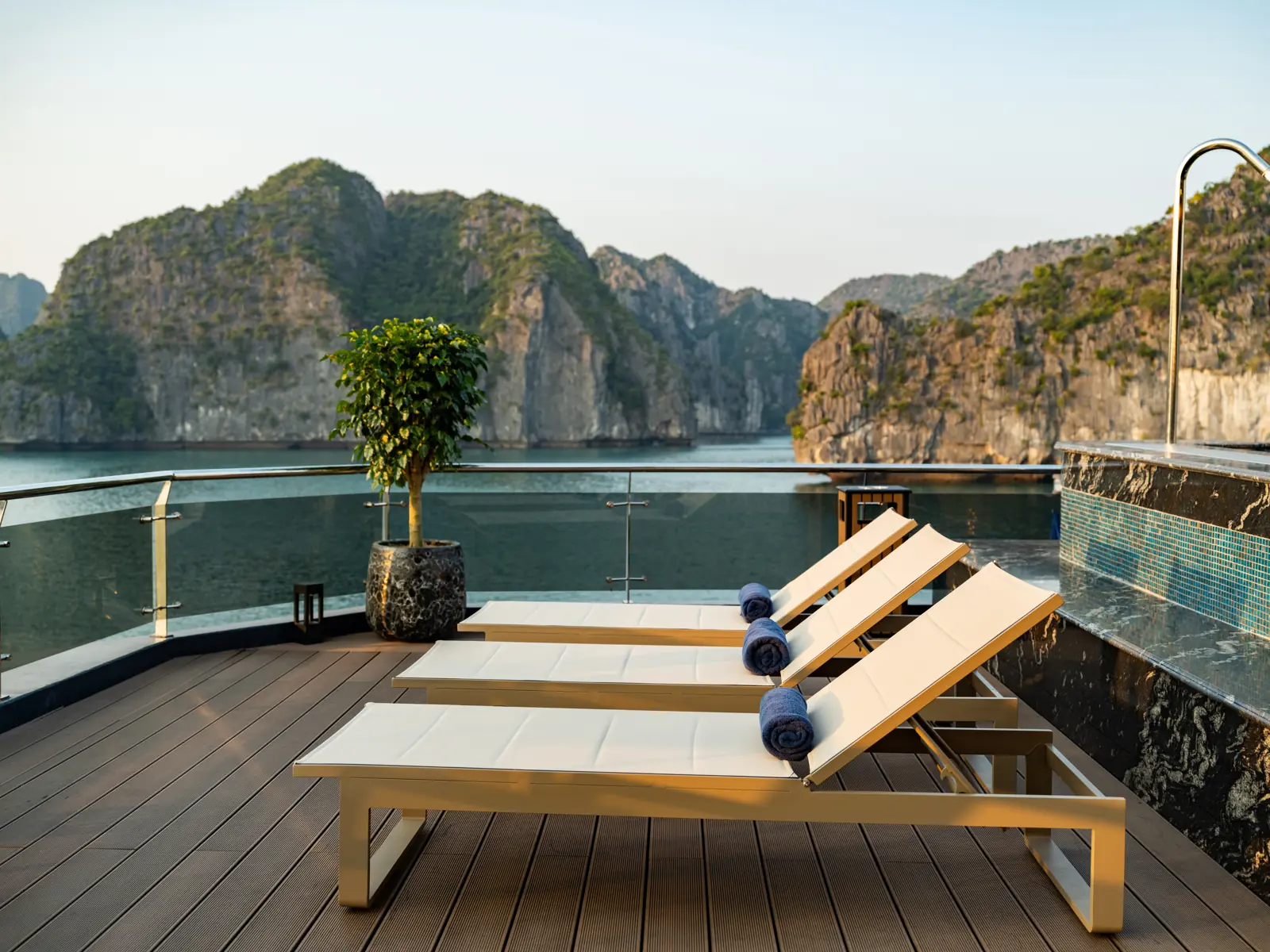 Royal Suite bể bơi riêng du thuyền Tulip Cruise