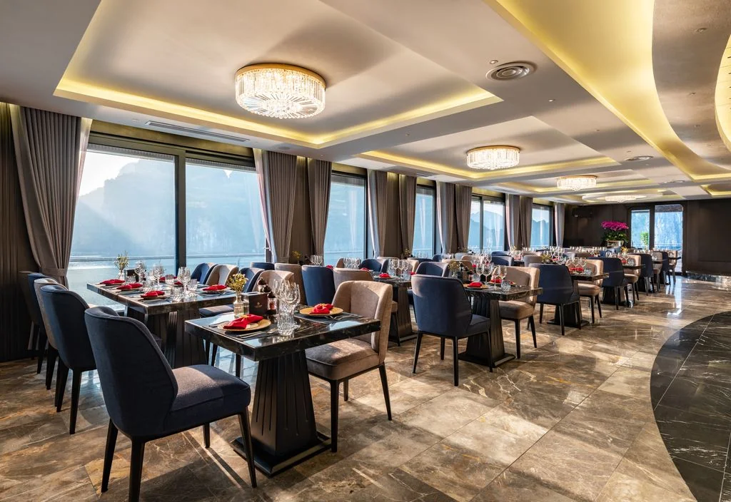 Nhà hàng du thuyền Tulip Cruise bàn tiệc sang trọng