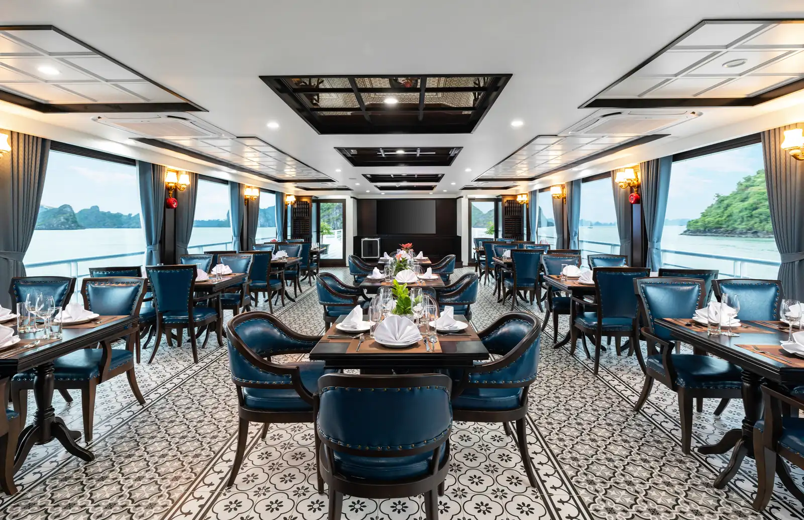 Nhà hàng tầng 2 trên du thuyền V-Dream Cruise