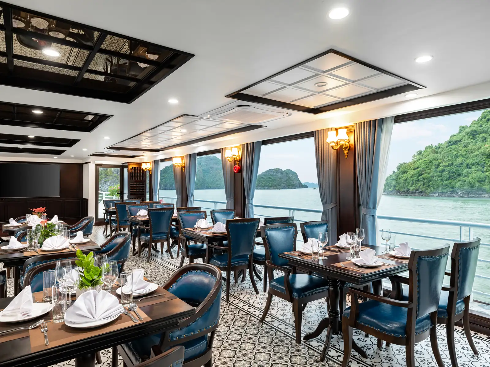 Nhà hàng tầng 2 trên du thuyền V-Dream Cruise phục vụ buffet tối