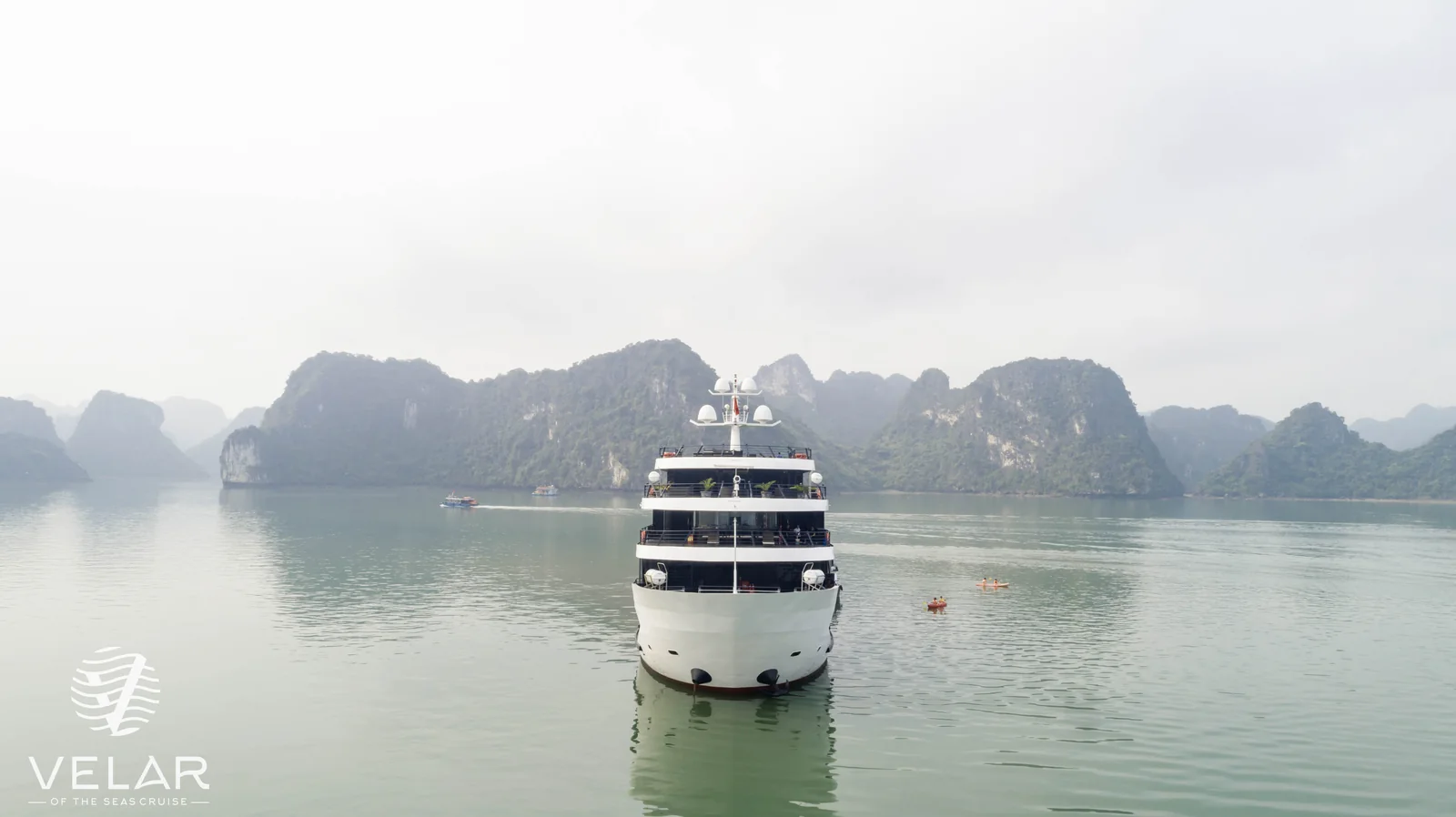 Du thuyền Velar Of The Sea nhìn từ trên cao giữa Vịnh Lan Hạ