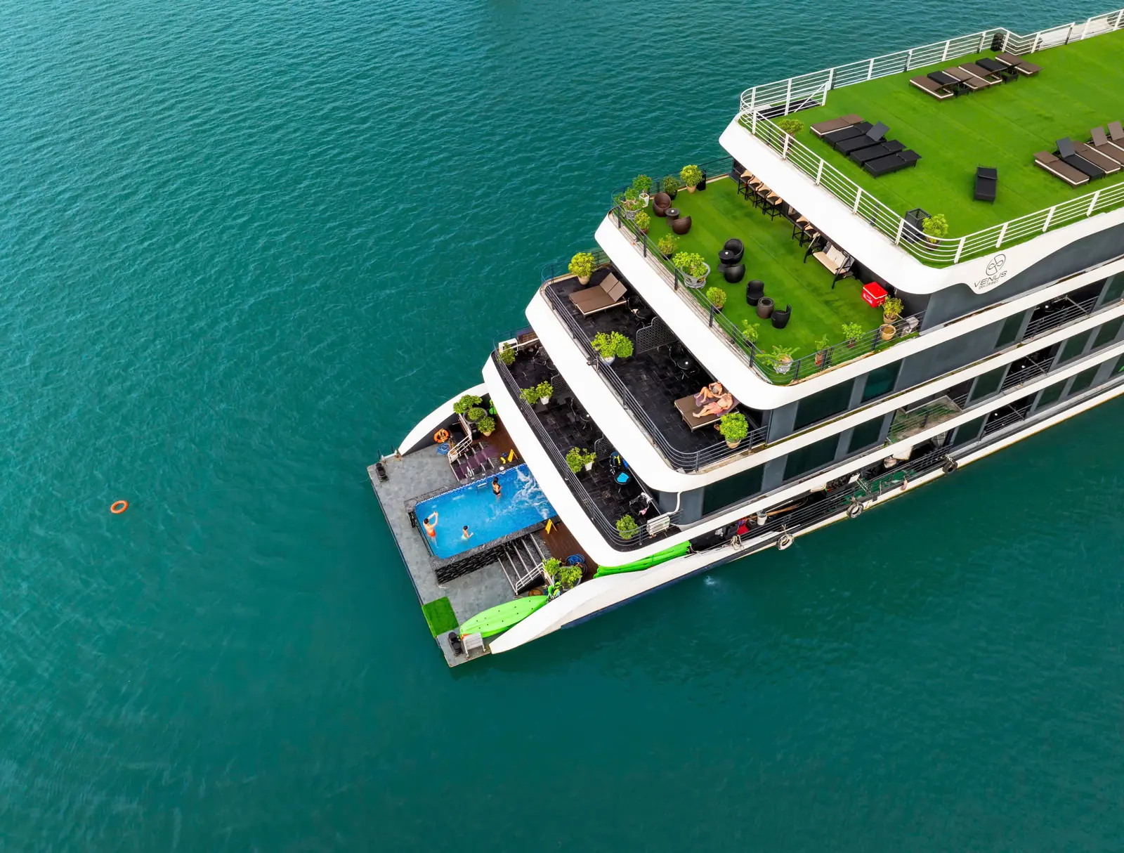 Đuôi tàu Venus Cruises nhìn từ trên cao với hồ bơi và sundeck giữa làn nước xanh ngọc