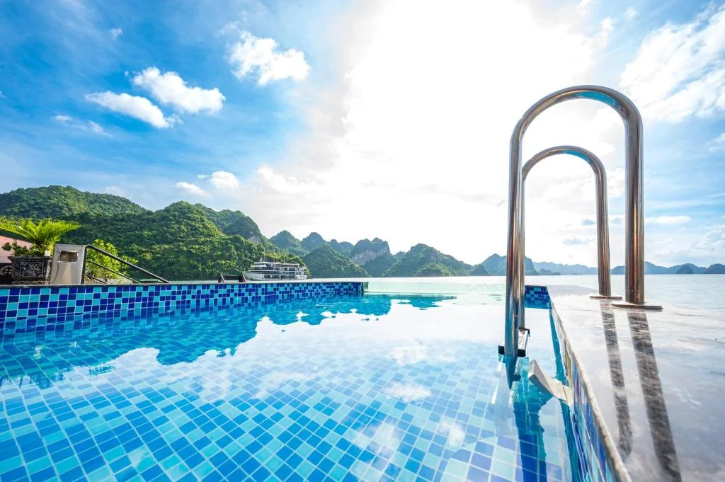 Hồ bơi trên boong tàu Venus Cruises nhìn ra vịnh Hạ Long