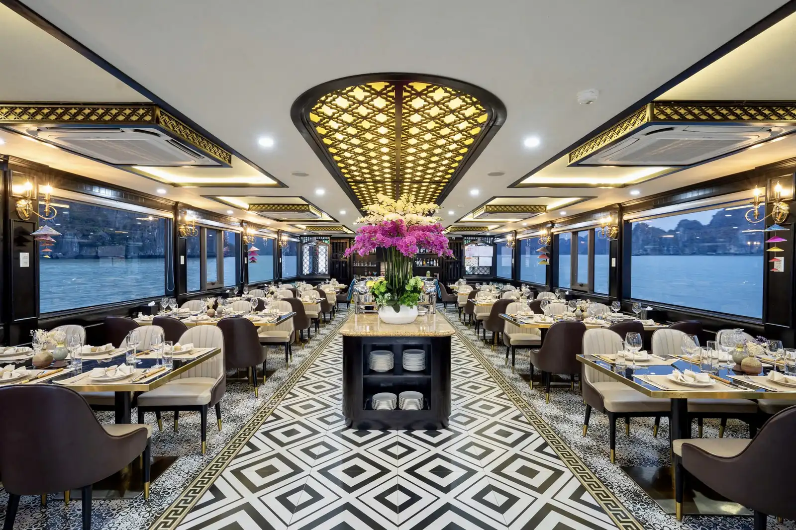 Nhà hàng tầng 1 trên du thuyền Vera Cruises phục vụ bữa trưa hải sản