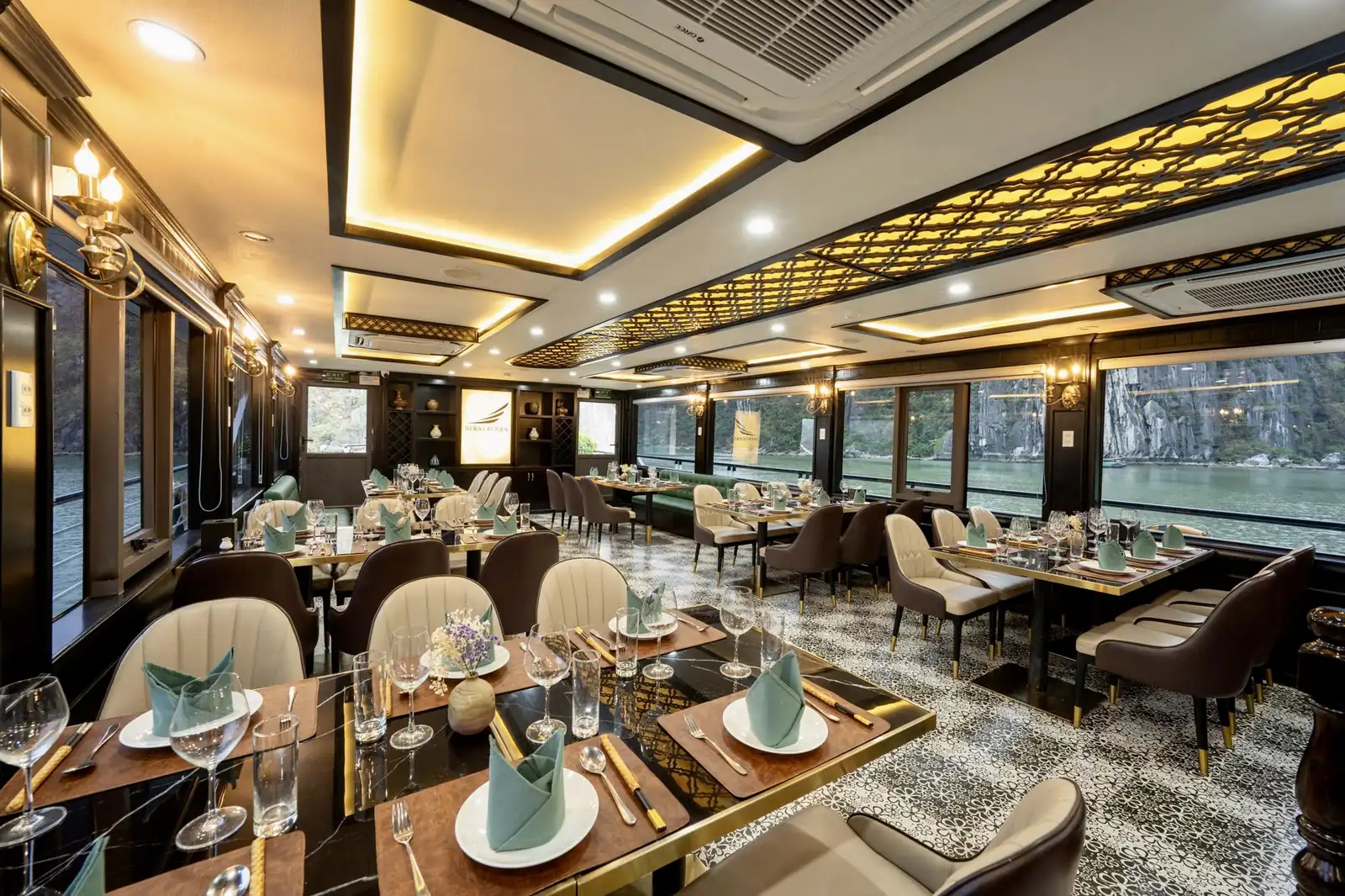 Nhà hàng tầng 2 trên du thuyền Vera Cruises