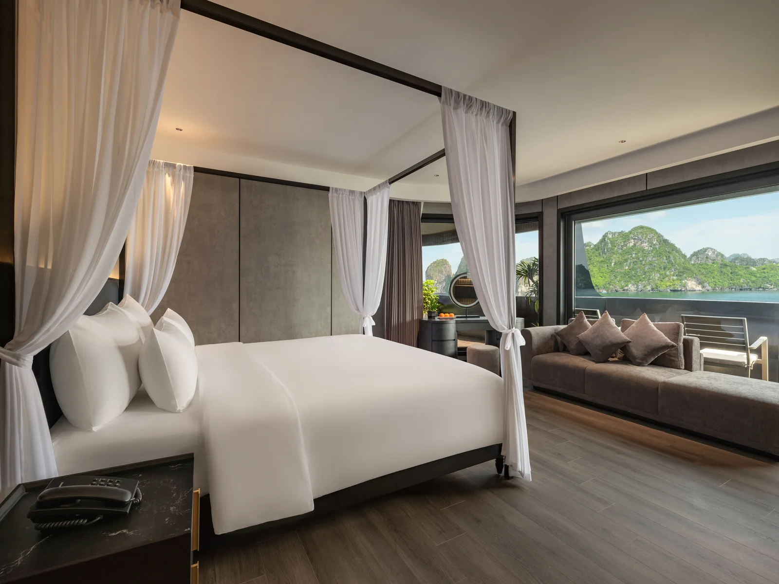 Phòng Elite Balcony Suite du thuyền Victorious có Jacuzzi
