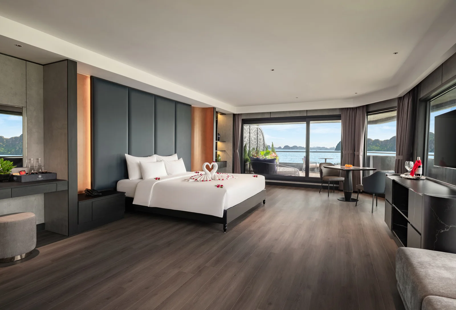 VIP Honeymoon Suite 90m² du thuyền Victorious có terrace riêng