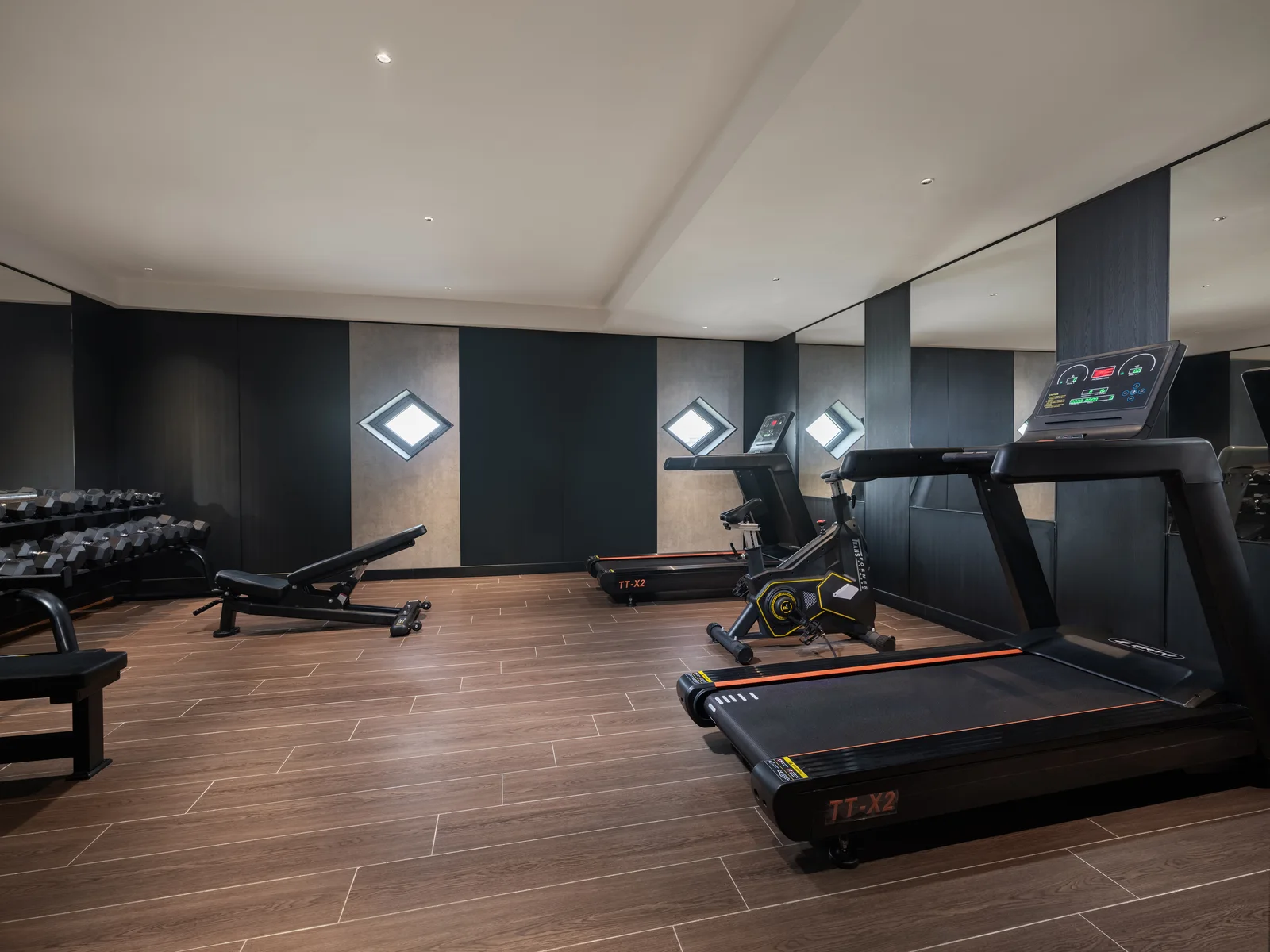Khu gym, spa và phòng chơi trẻ em trên du thuyền Victorious